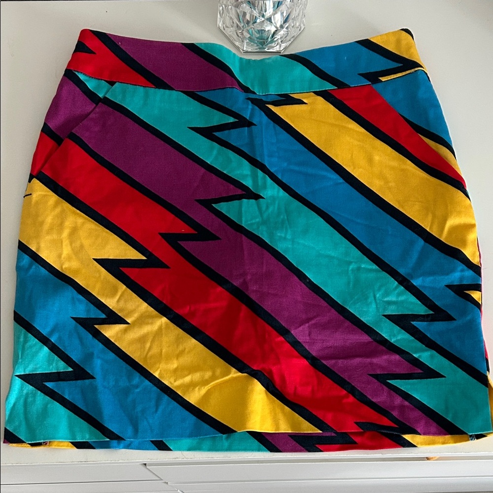 Colorful Zigzag Patterned High Skirt with pockets side slit and shorts under